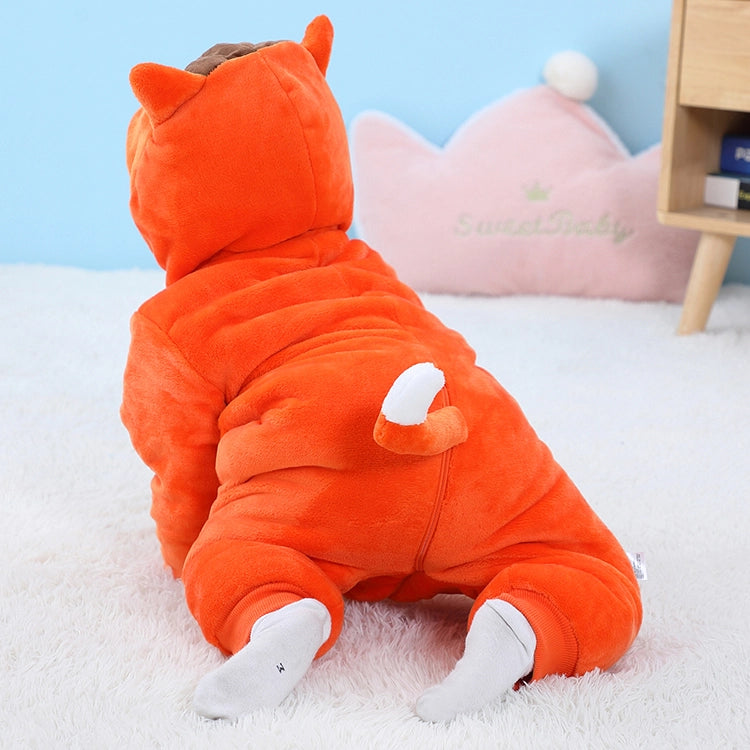 Dette nuttede rævekostume til børn er lavet af blødt, orange fleece med en hvid mave og en stor, busket hale med hvid spids. Den matchende hætte har små ører og et sødt ræveansigt, mens de indbyggede skoovertræk ligner små poter, hvilket gør dragten perfekt til både leg og udklædning.