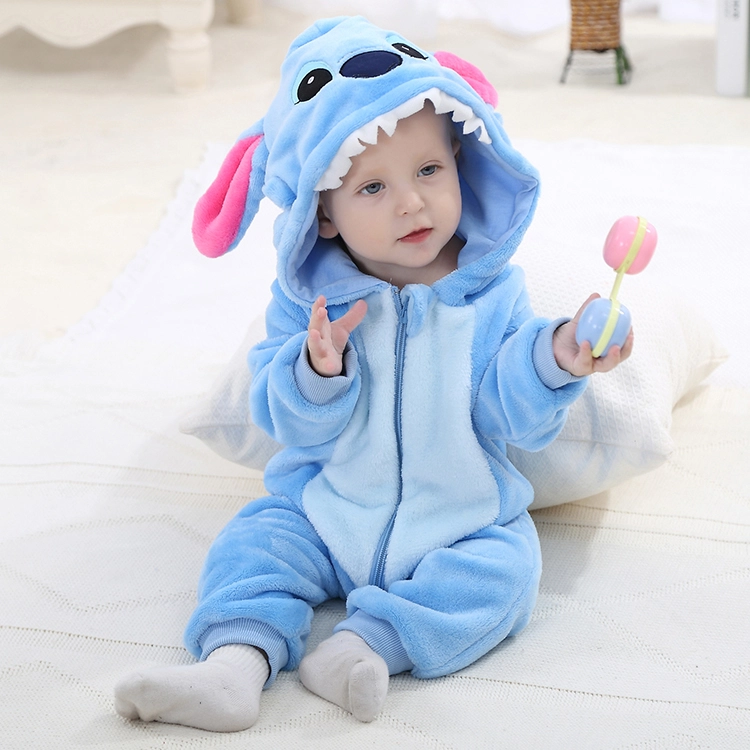 Dette billede viser et blødt og nuttet Stitch-kostume til børn, inspireret af den populære Disney-karakter. Dragten er en lyseblå heldragt med en hvid mave og en tilhørende hætte, der har store, karakteristiske ører og et sødt ansigt, hvilket gør den perfekt til sjov udklædning eller fastelavn.
