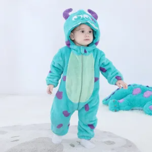 Et charmerende og blødt lyseblåt Sully-kostume til børn med lilla pletter, inspireret af Monsters, Inc. Dragten er lavet af vamset flannel og har en sød hætte med horn, ører og et glad ansigt, perfekt til både leg og fastelavn.
