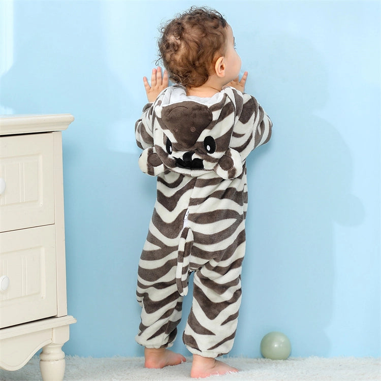 Et blødt og behageligt zebra-kostume til børn med de klassiske sorte og hvide striber. Dragten er en praktisk heldragt med lynlås foran og en sød hætte, der har små ører og en manke, perfekt til fastelavn eller leg.