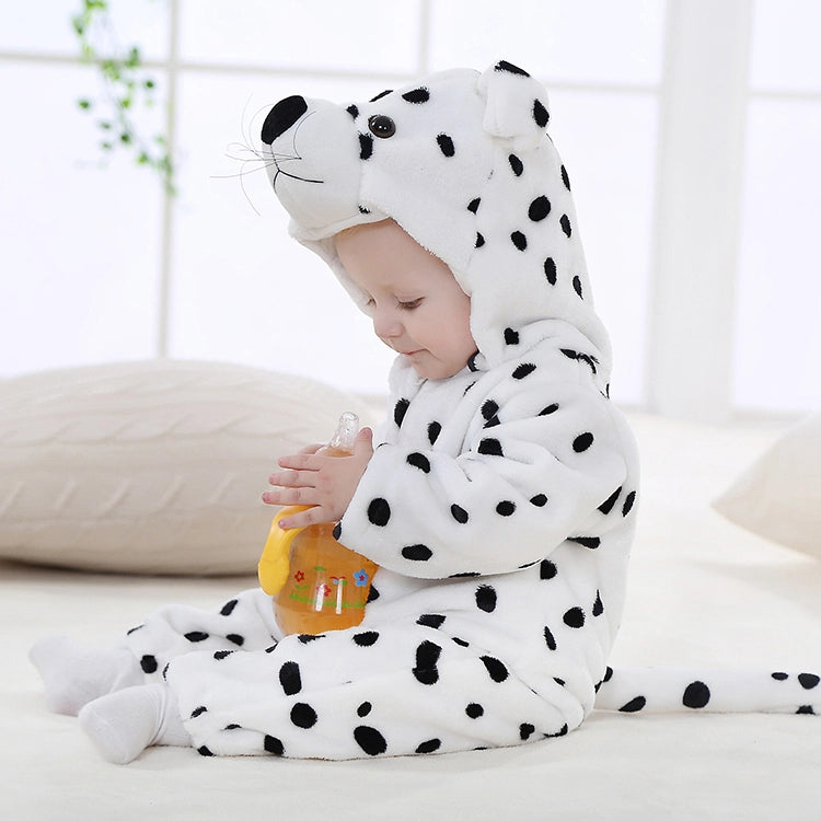 Et blødt og nuttet dalmatiner-kostume til børn i hvidt flannel med sorte pletter, en hætte med ører og et sødt ansigt samt en lille hale bagpå.