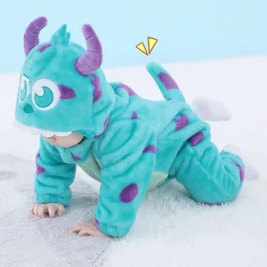 Dette billede viser et nuttet lyseblåt Sulley-kostume til småbørn, inspireret af Monsters, Inc. Dragten er lavet af blødt fleece med lilla pletter, en hvid mave og en hætte med små horn og et venligt ansigt, perfekt til leg og udklædning.