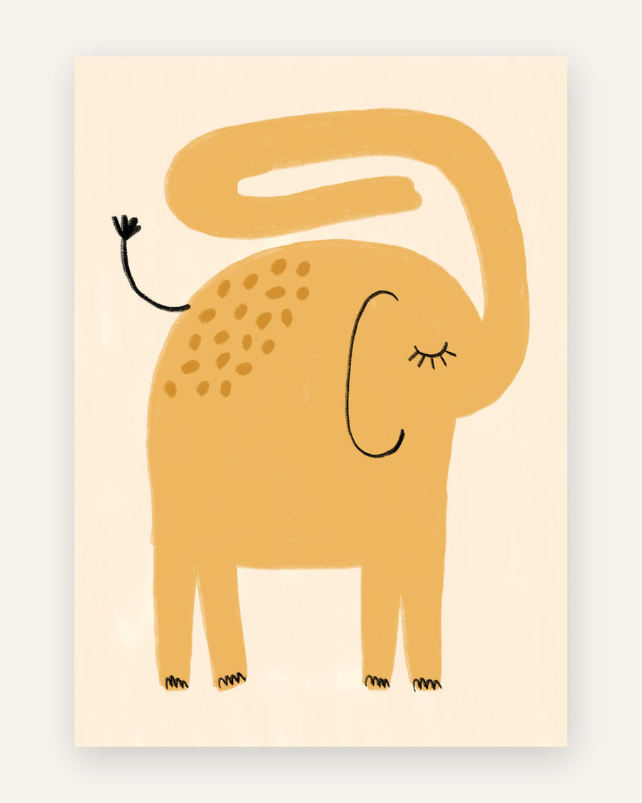 Børneplakat med minimalistisk sennepsgul elefant med løftet snabel og lukket øje på cremefarvet baggrund til børneværelset