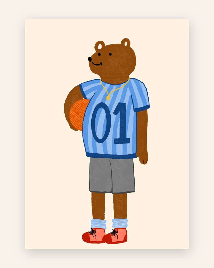 Sød børneplakat med en brun bjørn i blå stribet basketballtrikot med tallet 01, grå shorts og røde sko, til drengeværelset.
