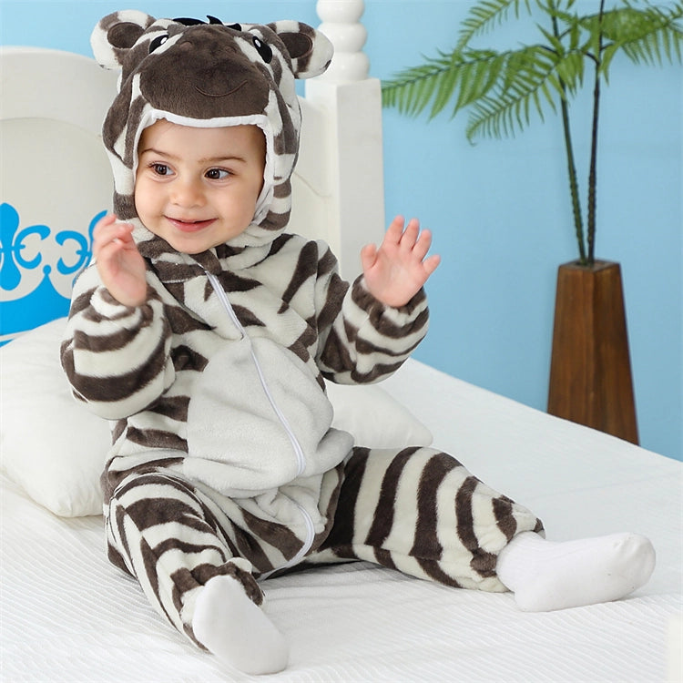 Et charmerende og blødt zebra-kostume til børn med de klassiske sorte og hvide striber. Dragten har en praktisk hætte med ører og manke, samt en lille hale bagpå, hvilket gør den perfekt til sjov udklædning og leg.