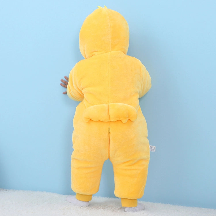 Dette billede viser et charmerende og blødt andekostume til børn, udført i et gult flannelmateriale med en hvid mave. Dragten har en detaljeret hætte, der forestiller et andehoved med et orange næb og store øjne, hvilket gør den ideel til udklædning og leg.