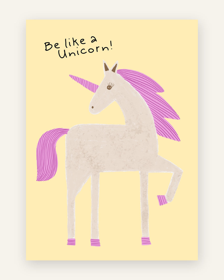 Børneplakat med naiv cremefarvet enhjørning med lyserød manke og hale på gul baggrund med teksten Be like a Unicorn til pigeværelset