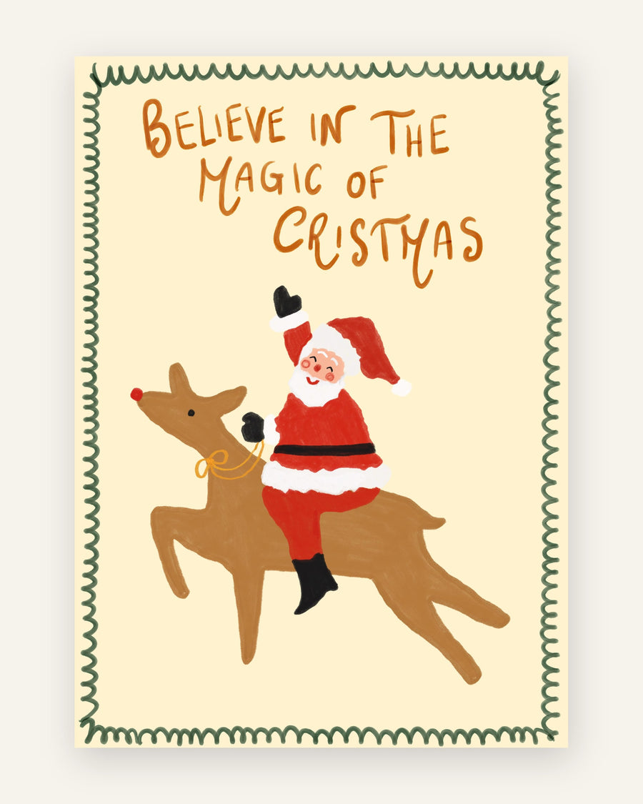 Børneplakat i naiv malestil med en julemand i rødt der rider på et rensdyr med rød næse, grøn bølgekant og teksten Believe in the magic of Christmas på cremebaggrund