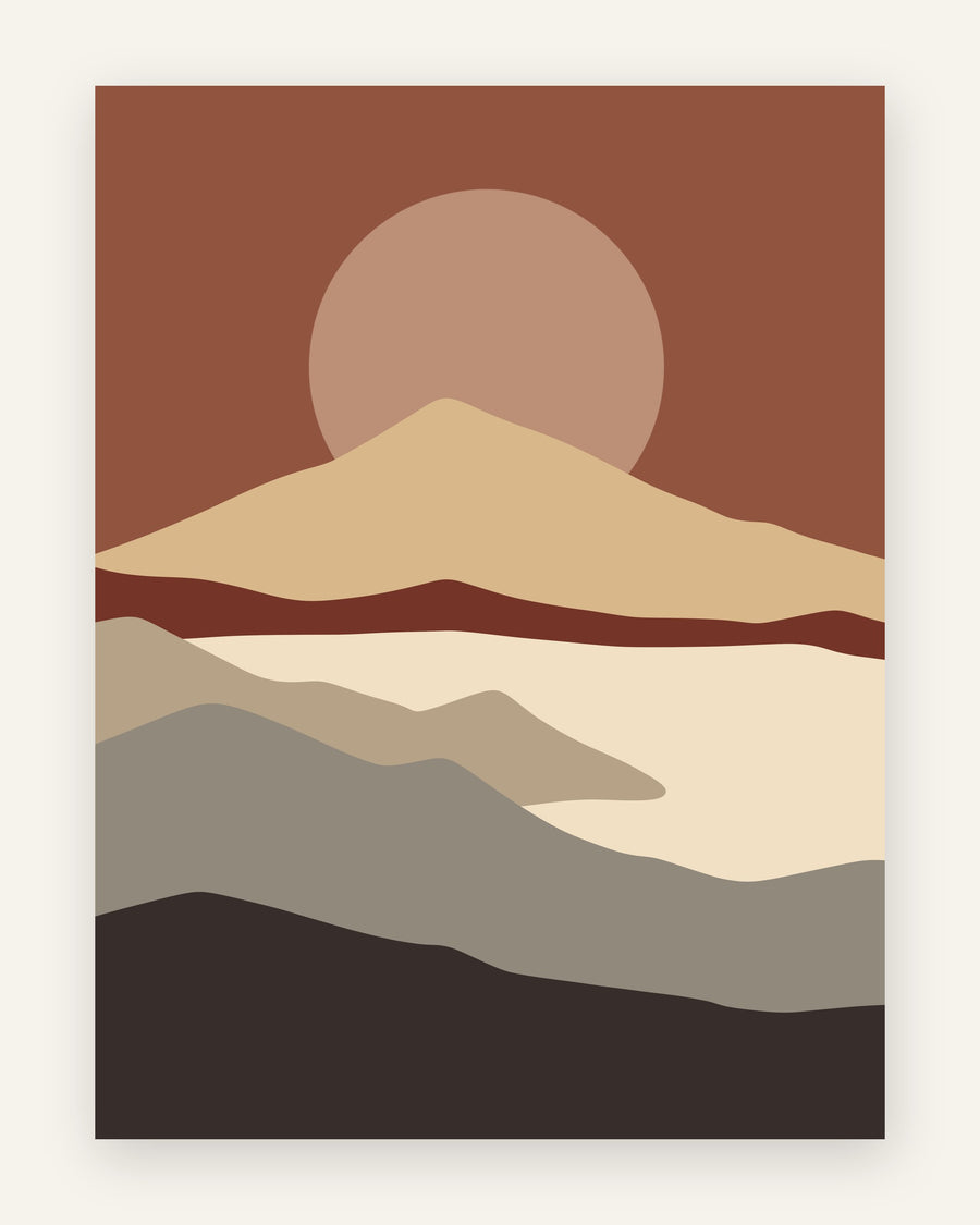 Børneplakat med sandfarvet bjerg, dæmpet rosa sol og lag af bakker i teglrød, cremet og grå til børneværelset