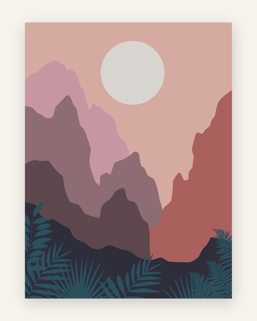 Børneplakat med mauve og terrakotta bjerge, grå måne og mørk blågrøn jungle med bregner og palmer ved solnedgang til børneværelset