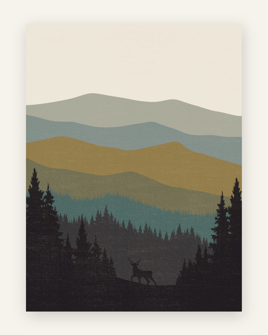 Minimalistisk børneplakat med hjort i en diset fyrreskov foran bjerge i sennepsgul, salviegrøn og støvet blå, til børneværelset.
