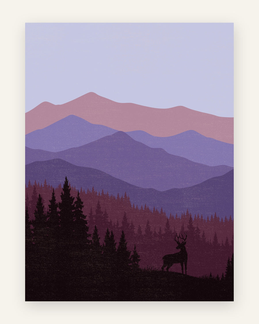Grafisk børneplakat med hjort i skovbryn foran lagdelte bjerge i lilla, lavendel og lyserød, til børneværelset.