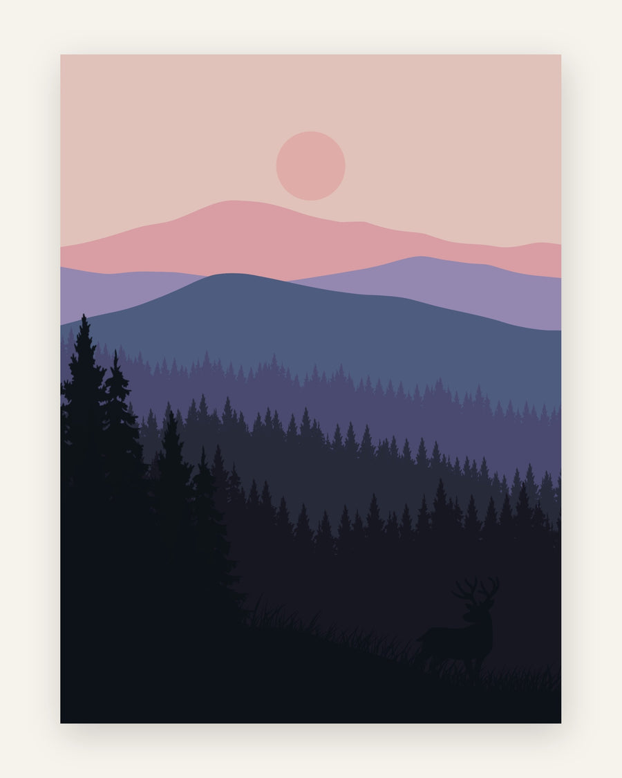Grafisk børneplakat med hjort i skovbryn foran bjerge i lilla og blå med en koralfarvet sol på lyserød himmel, til børneværelset.