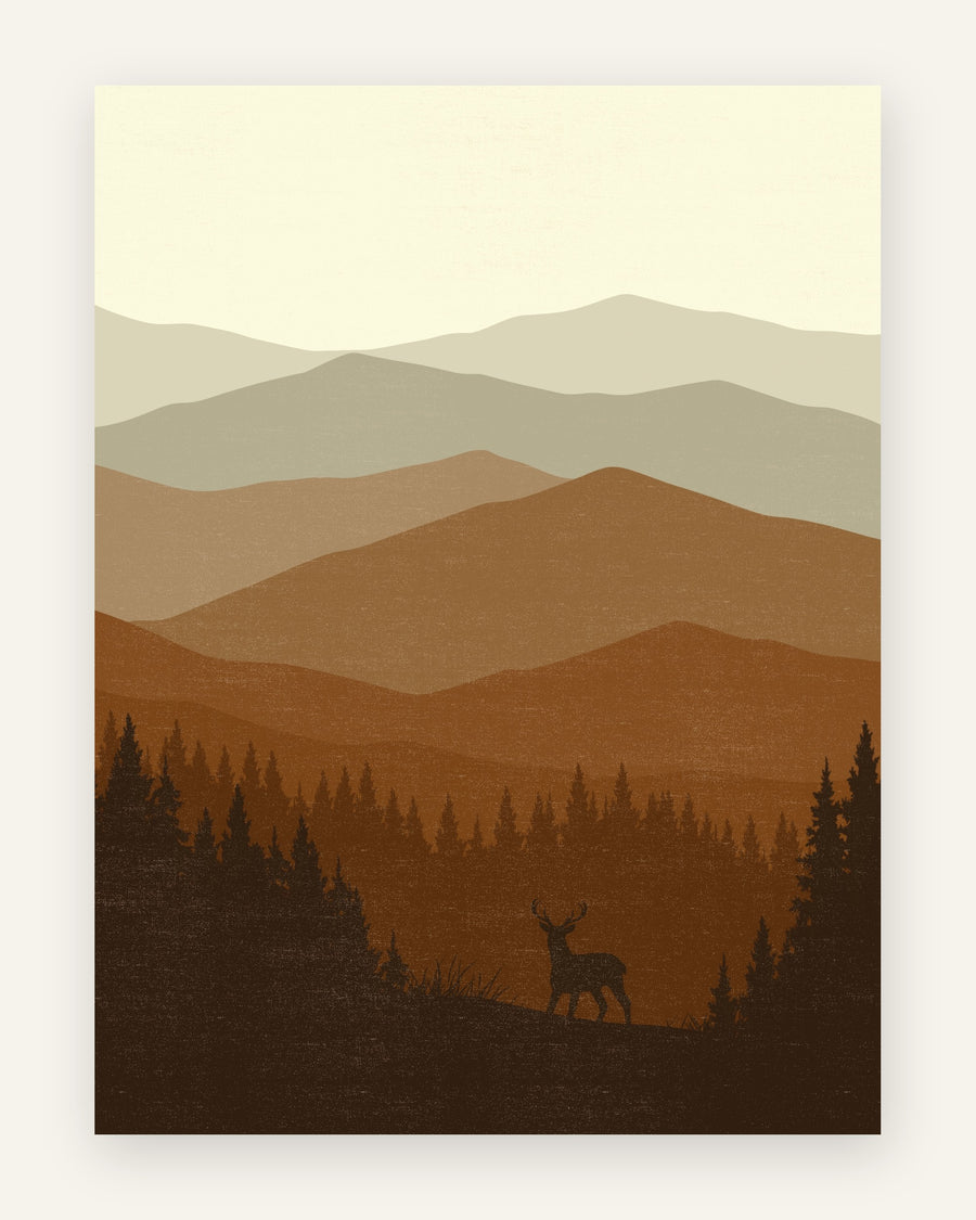 Minimalistisk børneplakat med hjort foran bløde, disede bjerge i beige, tan og salviegrå, til børneværelset.