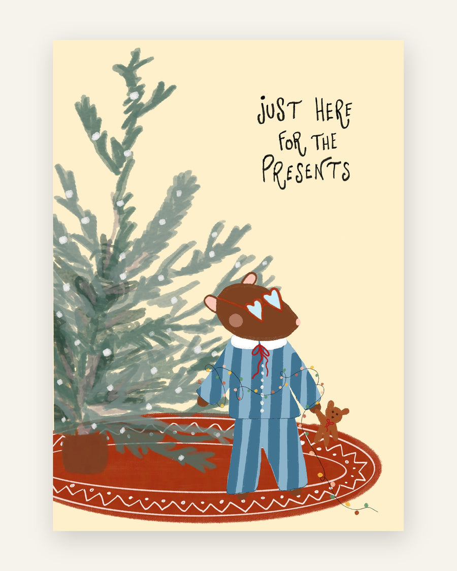 Sød børneplakat med en brun bjørn i blåstribet pyjamas og hjertebriller ved et juletræ med teksten just here for the presents, til børneværelset.