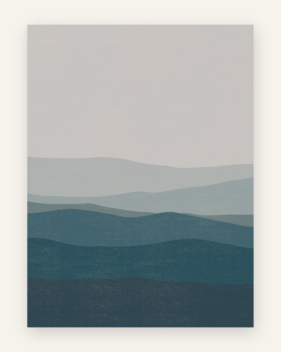 Minimalistisk plakat med lagdelte bakker i blågrøn, petrol og grå til børneværelset