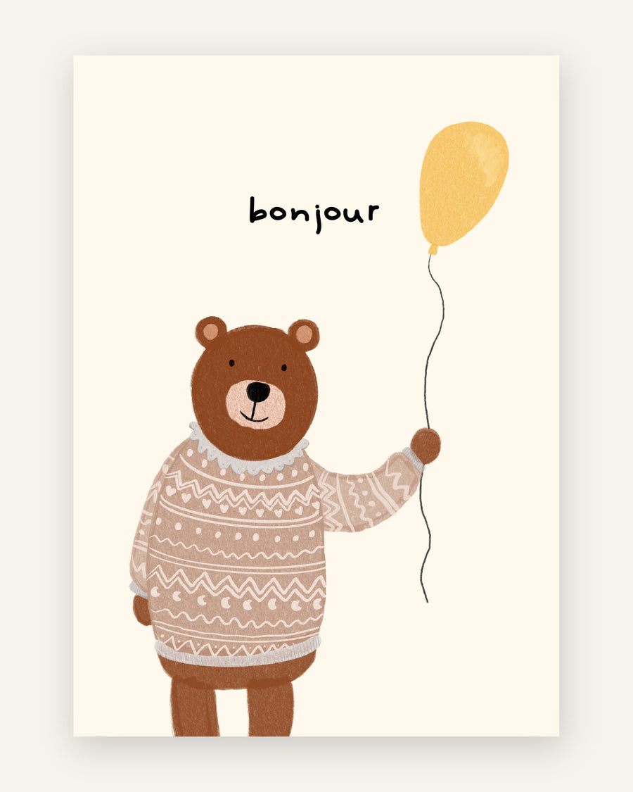 Sød børneplakat med en brun bjørn i beige mønstret strikbluse, der holder en gul ballon, med teksten bonjour, til børneværelset.