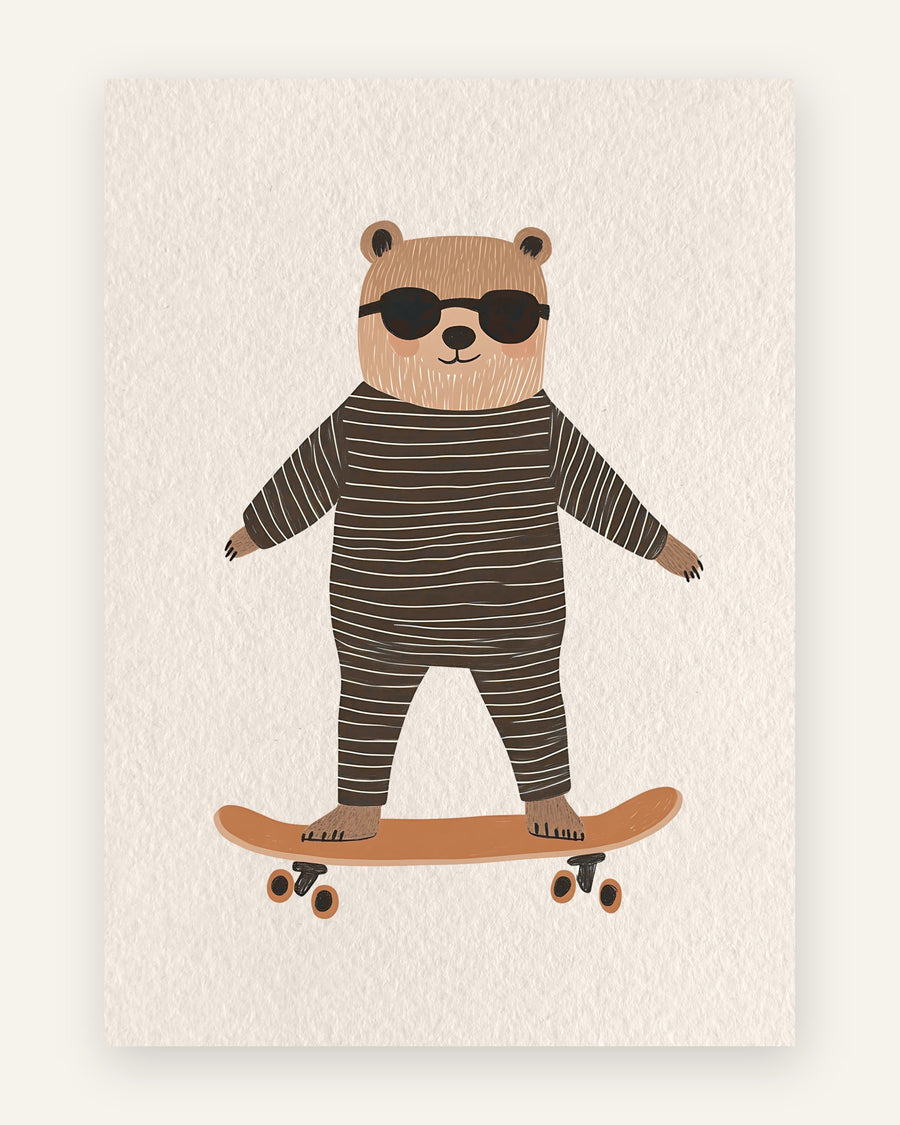 Fed børneplakat med en brun bjørn i mørk stribet dragt og sorte solbriller på et orange skateboard, til børneværelset.
