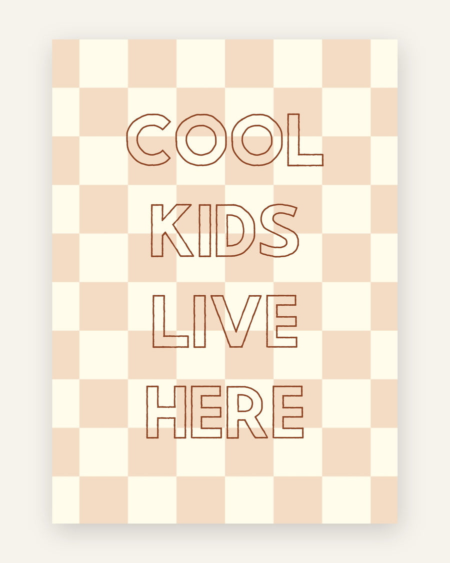 Børneplakat med cool kids live here i beige til børneværelset