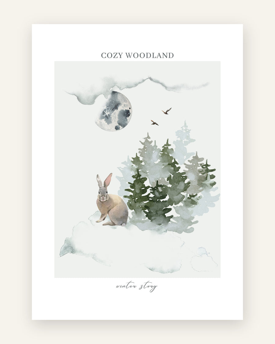 Sød børneplakat med en grå akvarelkanin i en sneklædt grøn fyrreskov under en måne, med teksten cozy woodland, til børneværelset.