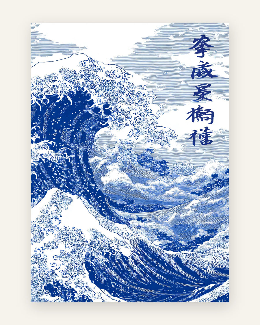 Plakat med en stor bølge i klar blå og hvid med japansk kalligrafi, i detaljeret træsnitsinspireret stregtegning