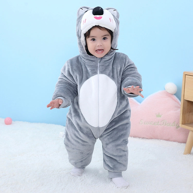 Billedet viser et nuttet og blødt koala-kostume til børn i grå og hvide farver. Dragten er lavet af plysset flannelmateriale med en hvid mave og en matchende hætte, der har store ører og et sødt koala-ansigt. Den er ideel til at holde barnet varmt og komfortabelt under leg eller fastelavn.