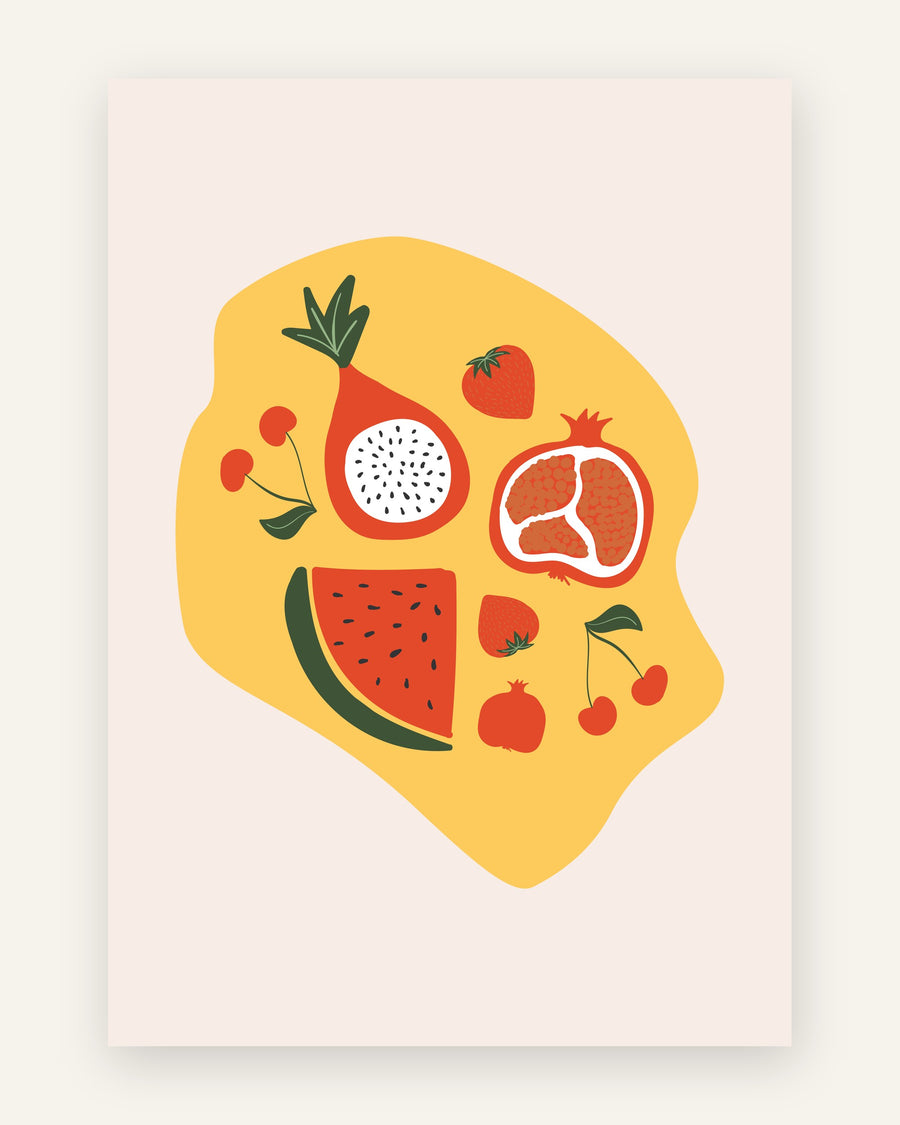 Køkkenplakat med sommerfrugter som vandmelon, granatæble, jordbær og kirsebær på gul organisk form