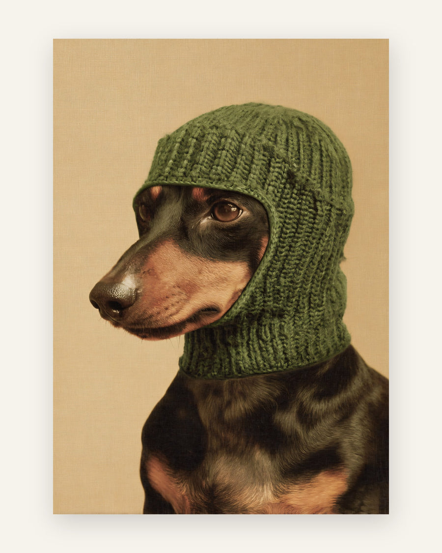 Børneplakat med fotorealistisk sort og tan gravhund i grøn strikhue mod varm beige baggrund til børneværelset