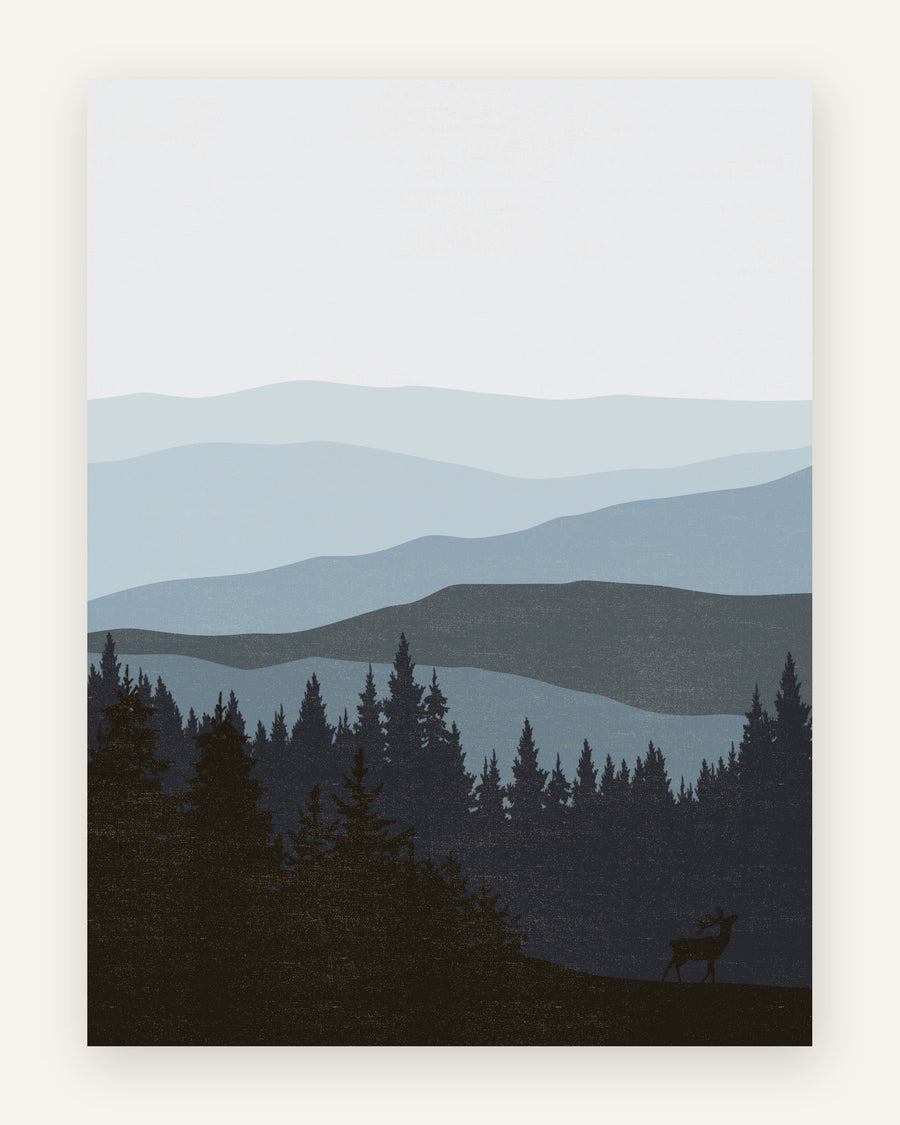 Børneplakat med minimalistisk hjortesilhuet i disede blågrå bjerge og mørk nåleskov til børneværelset