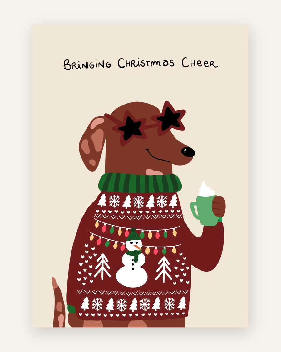 Børneplakat med naiv brun hund i bordeaux julesweater med stjernebriller og grønt tørklæde der holder en grøn kop til børneværelset