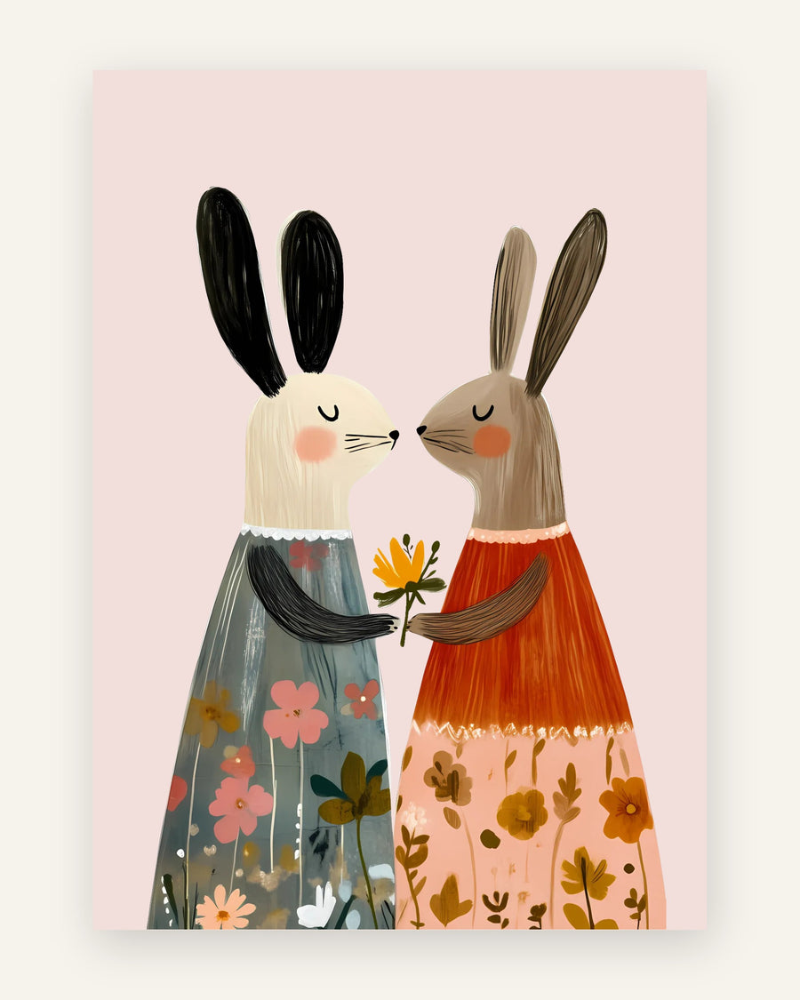 Børneplakat med to kaniner i blomstrede kjoler i gråblå og terrakotta, der deler en gul blomst, i boho-stil til pigeværelset
