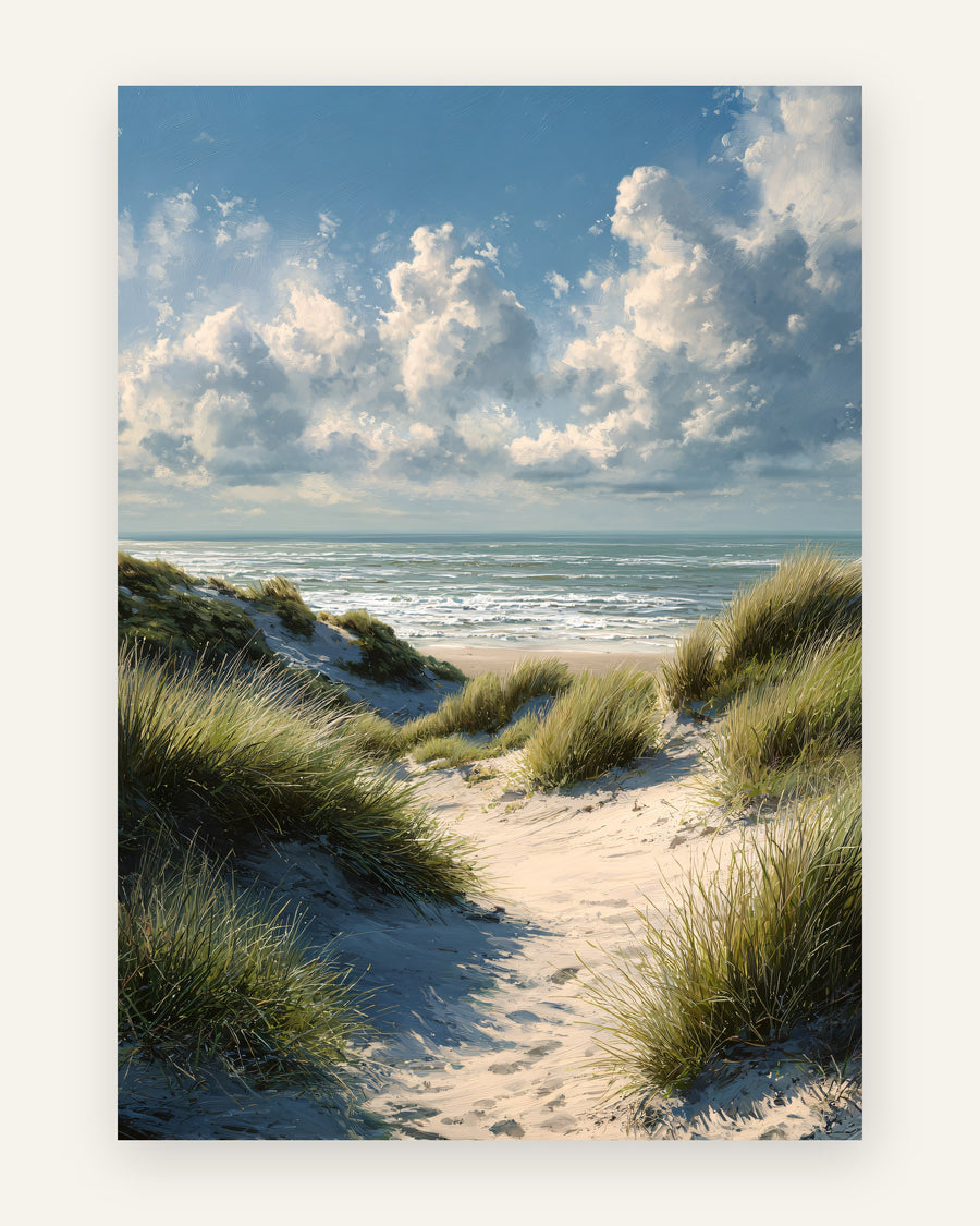 Malerisk kystbillede med sandsti gennem grønne marehalmsklitter ned mod blåt hav under himmel med hvide skyer