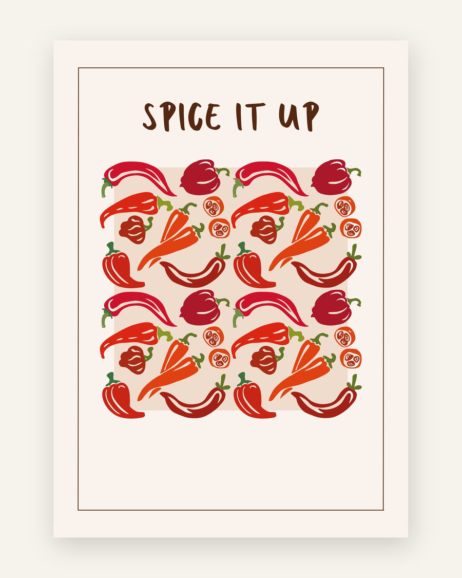 Køkkenplakat med mønster af røde chili og peberfrugter og teksten Spice It Up på creme baggrund