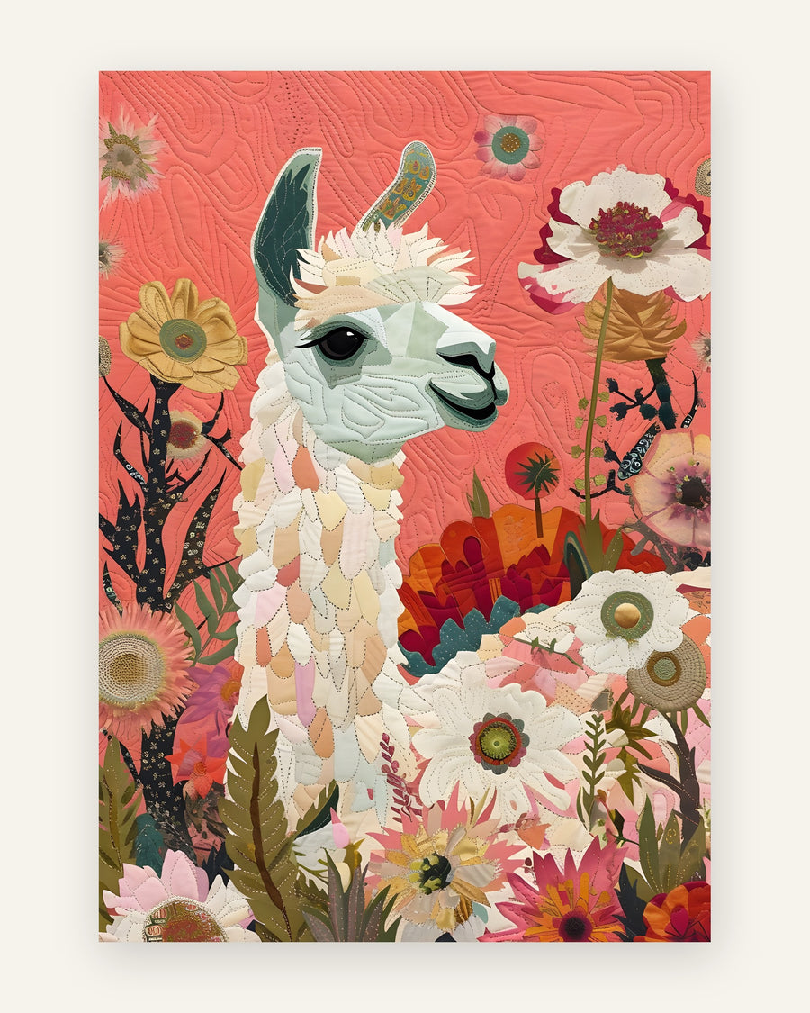 Boho plakat med en hvid lama i tekstil-collagestil omgivet af hvide og lyserøde blomster på en koralrød baggrund
