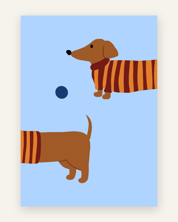 Børneplakat med to brune gravhunde i orange og røde stribede sweatre, der leger med en mørkeblå bold på lyseblå baggrund, i minimalistisk stil til børneværelset