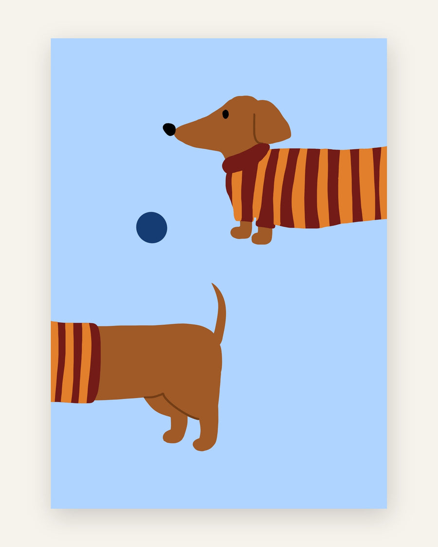 Børneplakat med to brune gravhunde i orange og røde stribede sweatre, der leger med en mørkeblå bold på lyseblå baggrund, i minimalistisk stil til børneværelset