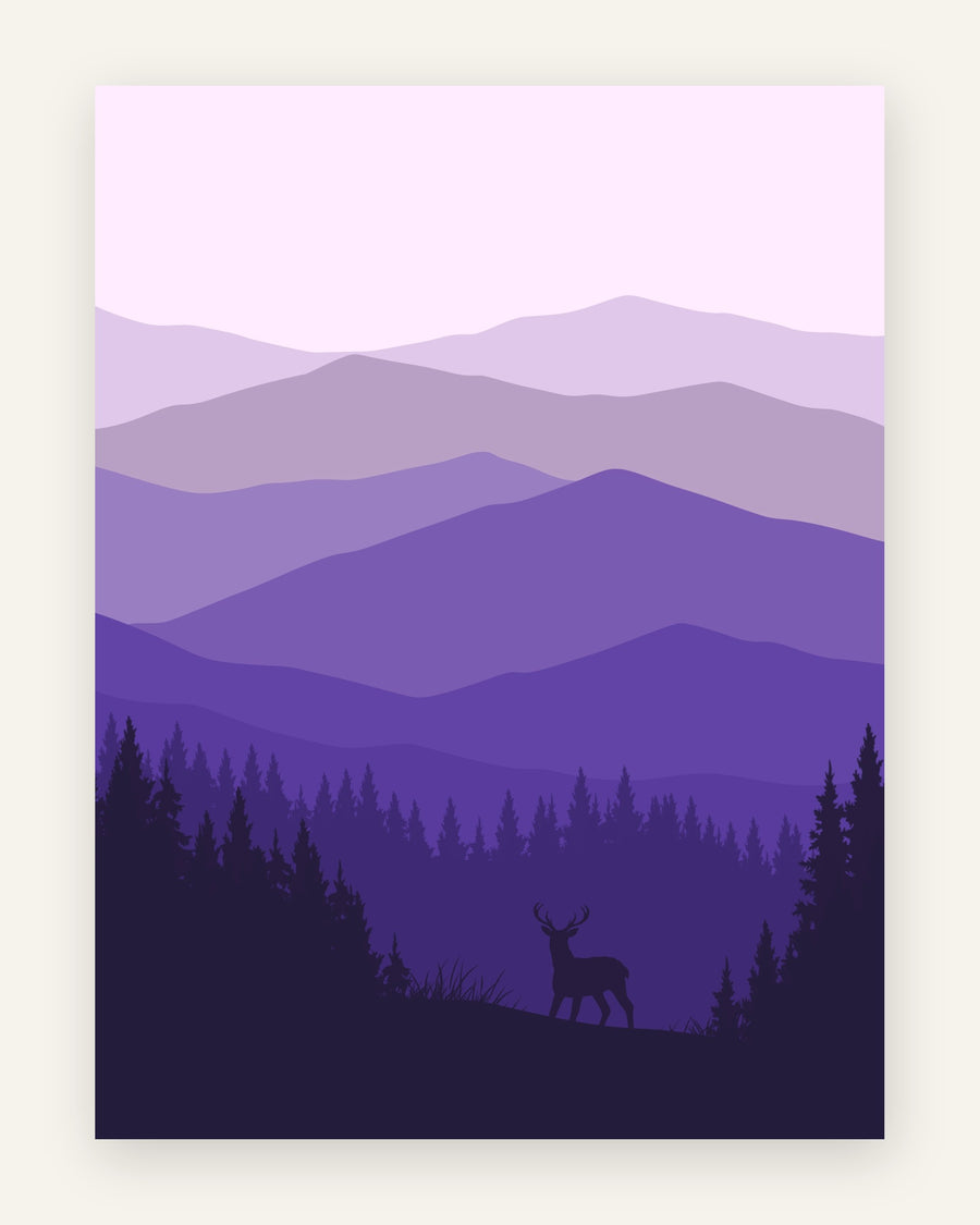 Børneplakat med lille hjortesilhuet i helt lilla lagdelte bjerge og nåleskov under lavendel himmel til pigeværelset