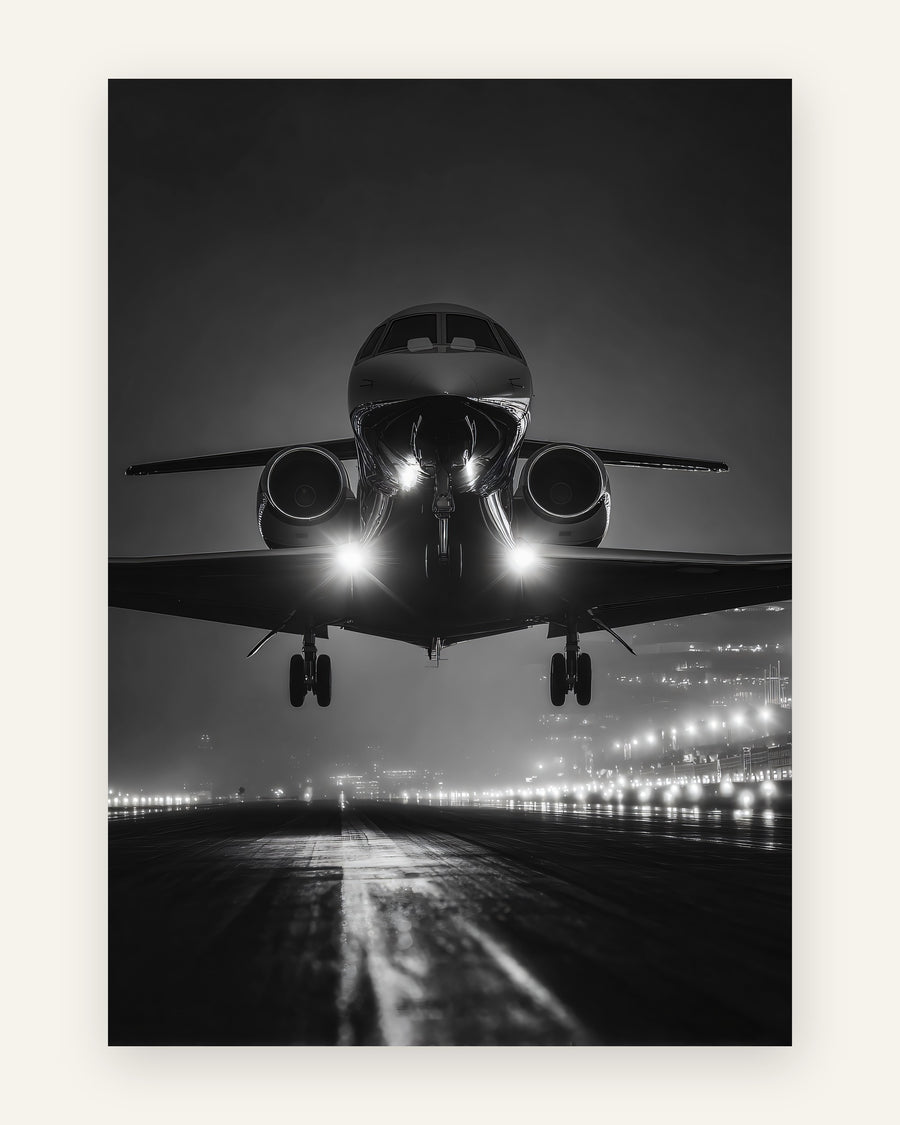 Sort-hvid plakat med et privatjet, der lander forfra om natten med skarpe landingslys og våd, reflekterende landingsbane, cinematisk stil