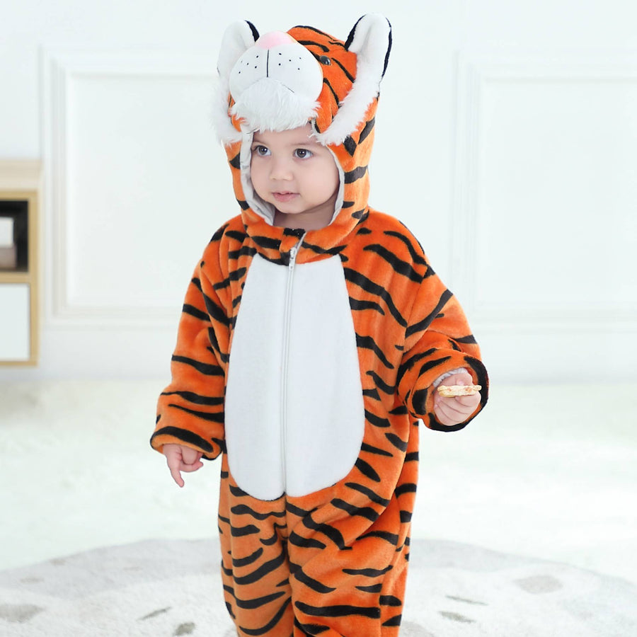 Et nuttet og blødt orange tigerkostume til børn, lavet af behageligt flannelmateriale med sorte striber. Dragten har en hvid mave, en hætte med små ører og et detaljeret tigeransigt, samt en lille hale bagpå, perfekt til leg eller fastelavn.