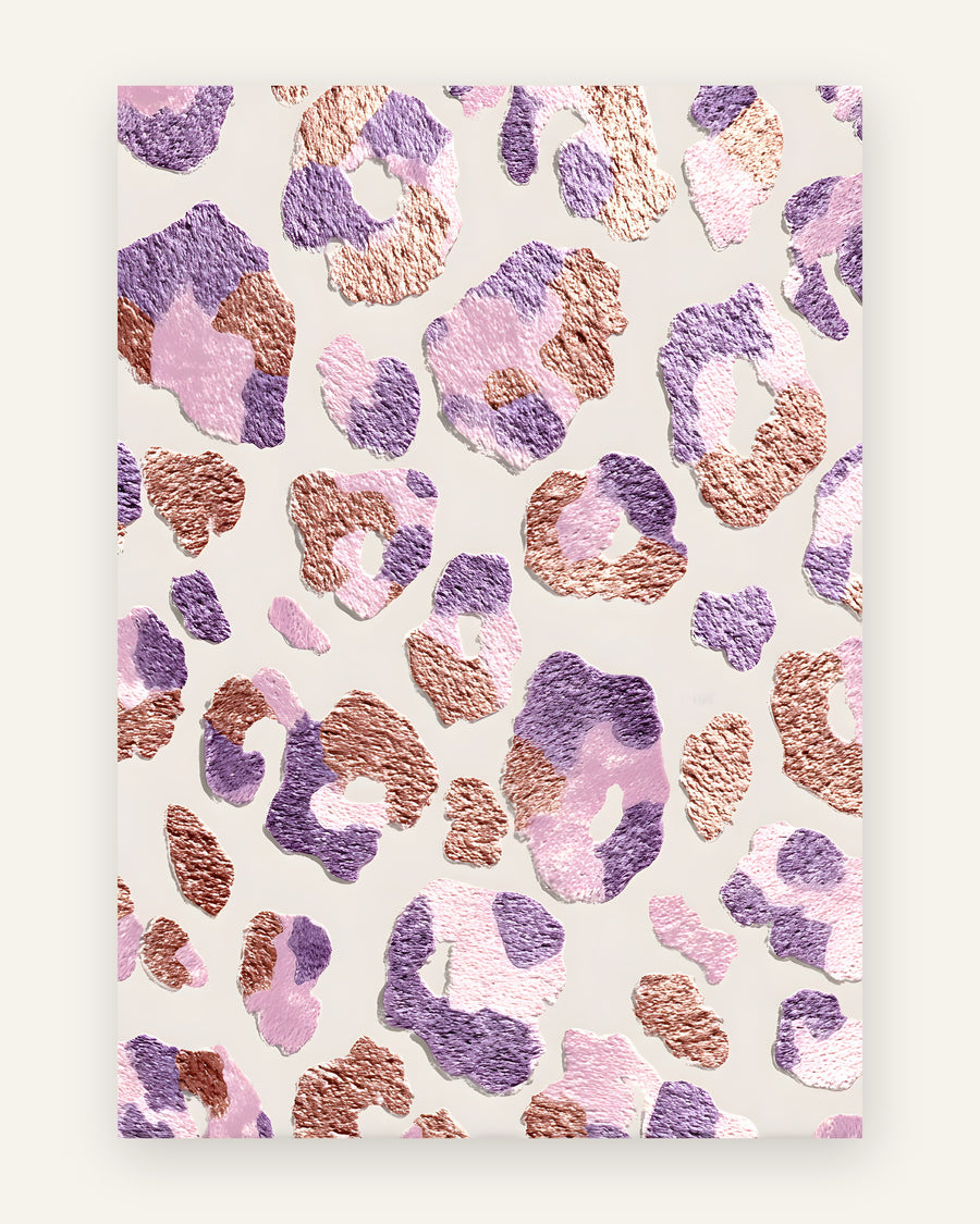 Plakat med leopardprint i teksturerede pletter i lilla og pink med rosaguld skær på greige baggrund