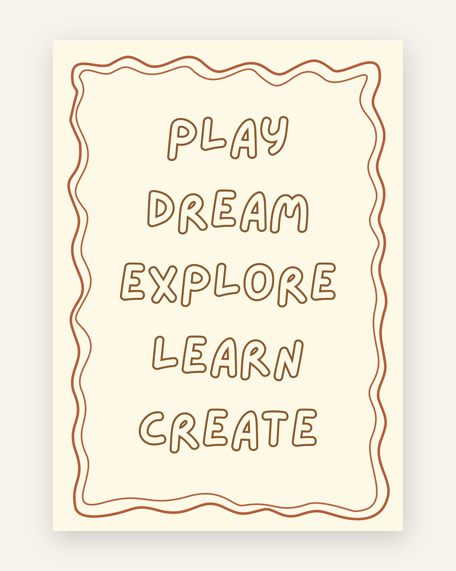 Børneplakat med play dream explore i beige til børneværelset