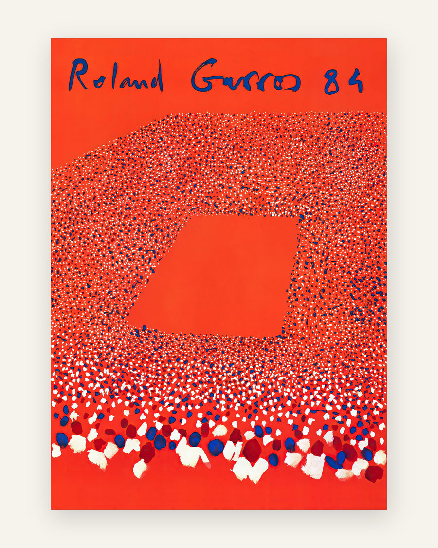 Vintage kunstplakat i rød med hvide og blå prikker der danner en tennisbane og teksten Roland Garros 84