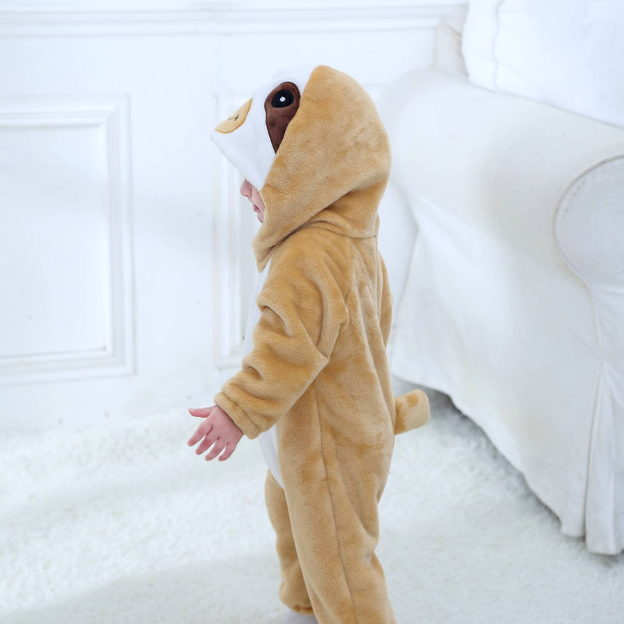 Dette billede viser et charmerende og blødt dovendyr-kostume til børn, udført i et vamset gråt og beige materiale. Dragten har en hvid mave, lange arme med bløde kløer og en sød hætte med et detaljeret dovendyr-ansigt, hvilket gør den ideel til både udklædning og leg.