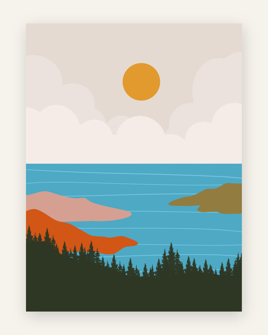 Grafisk plakat med sø, granskov, orange sol og bløde skyer i blå, pink og grøn