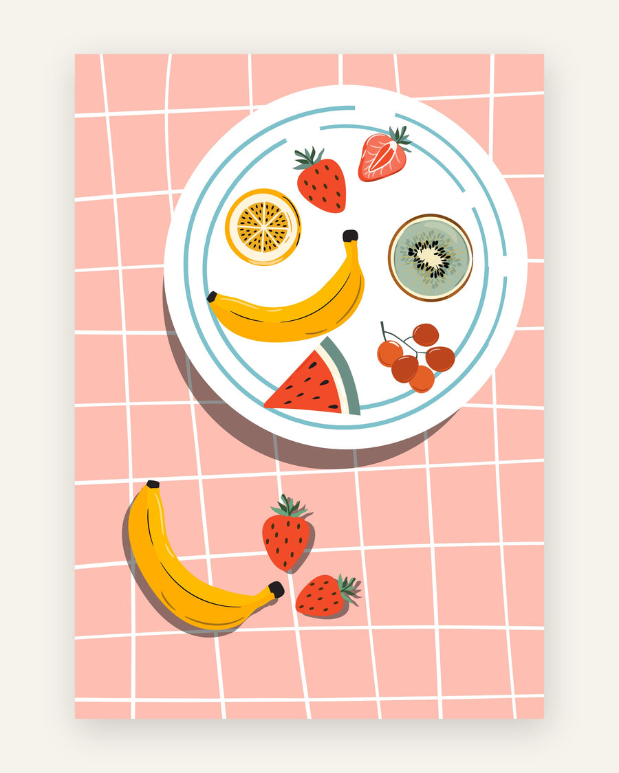Illustreret plakat med sommerfrugter som banan, jordbær, kiwi og vandmelon lagt som et smil på en tallerken mod lyserød flisebaggrund