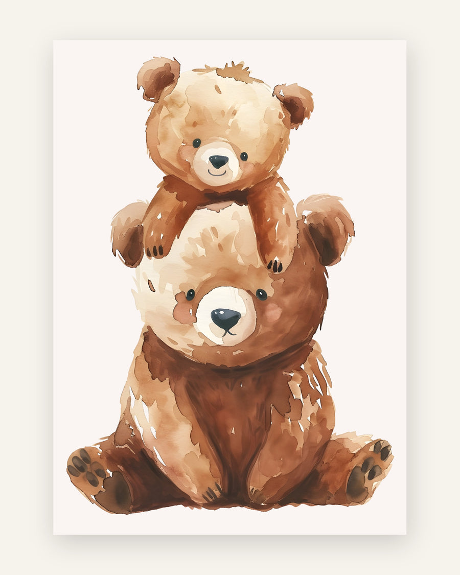 Børneplakat med en stor brun bamse der sidder med en lille bamseunge på maven, malet i bløde brune og beige akvareltoner på cremehvid baggrund til børneværelset