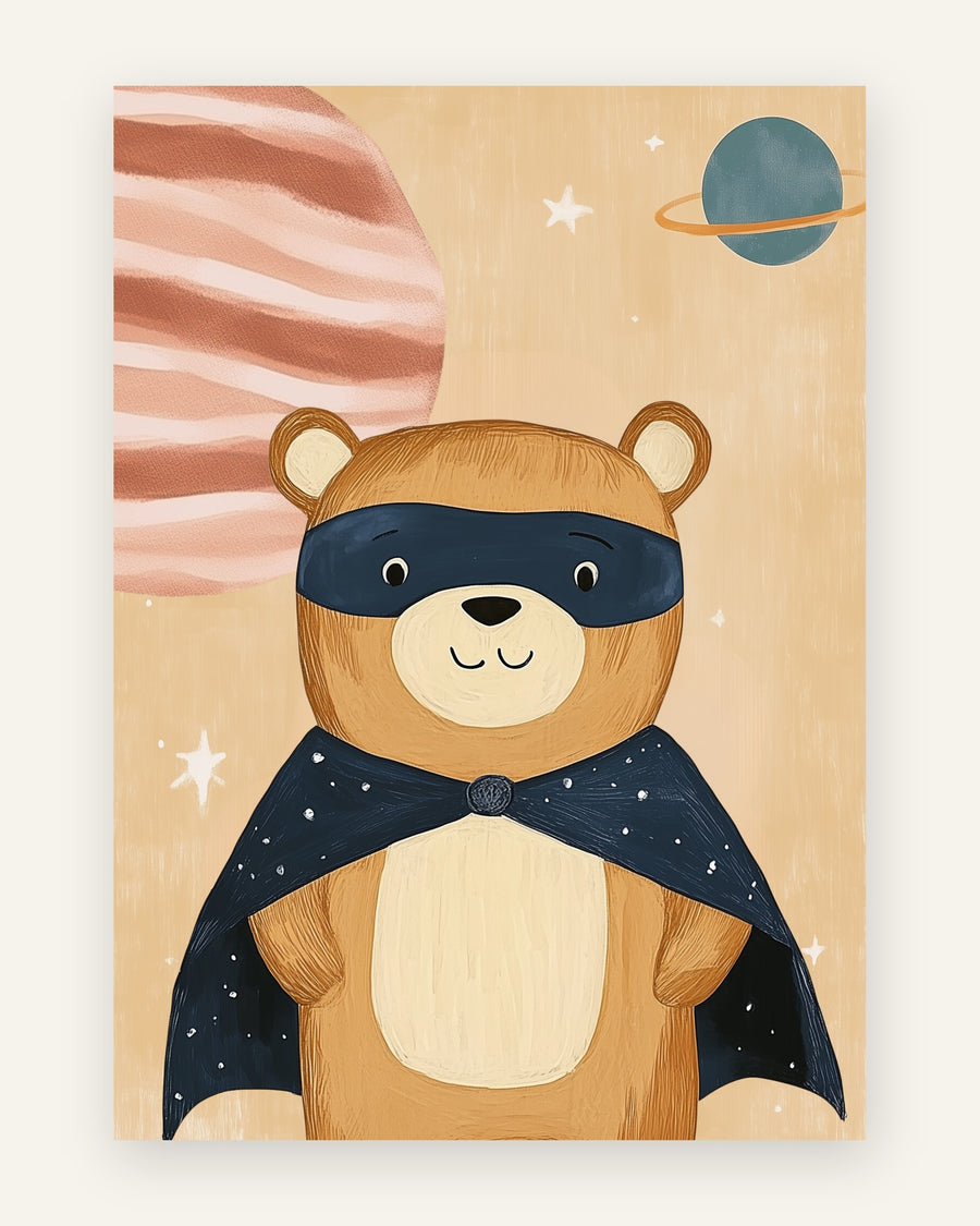 Børneplakat med brun bamse som superhelt med mørkeblå maske og stjernekappe blandt planeter og stjerner på cremefarvet baggrund til drengeværelset