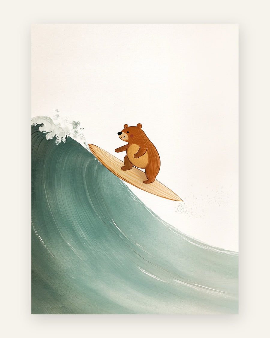 Børneplakat med brun bjørn der surfer på et træsurfboard på en grøn-turkis bølge på cremefarvet baggrund til børneværelset