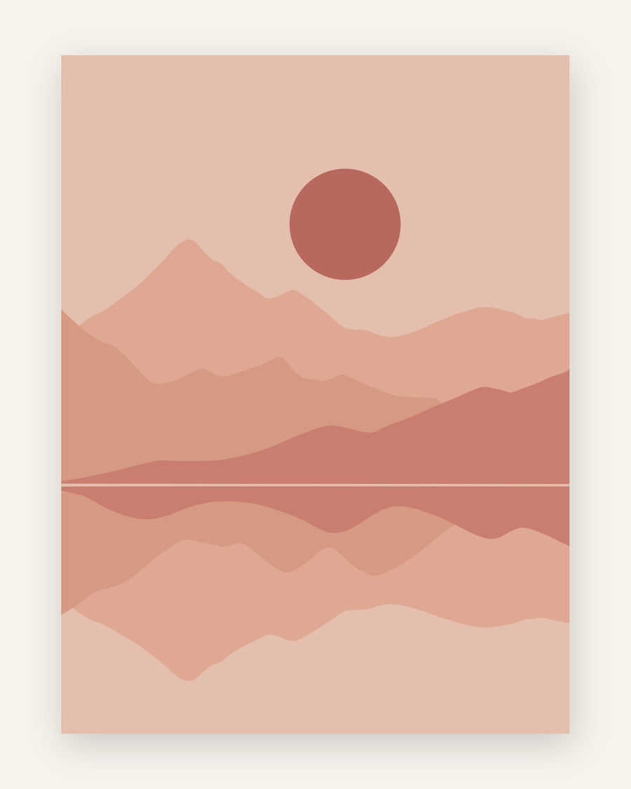 Minimalistisk boho-plakat med bjerge i terracotta og rosa, en rød sol og spejling i vand