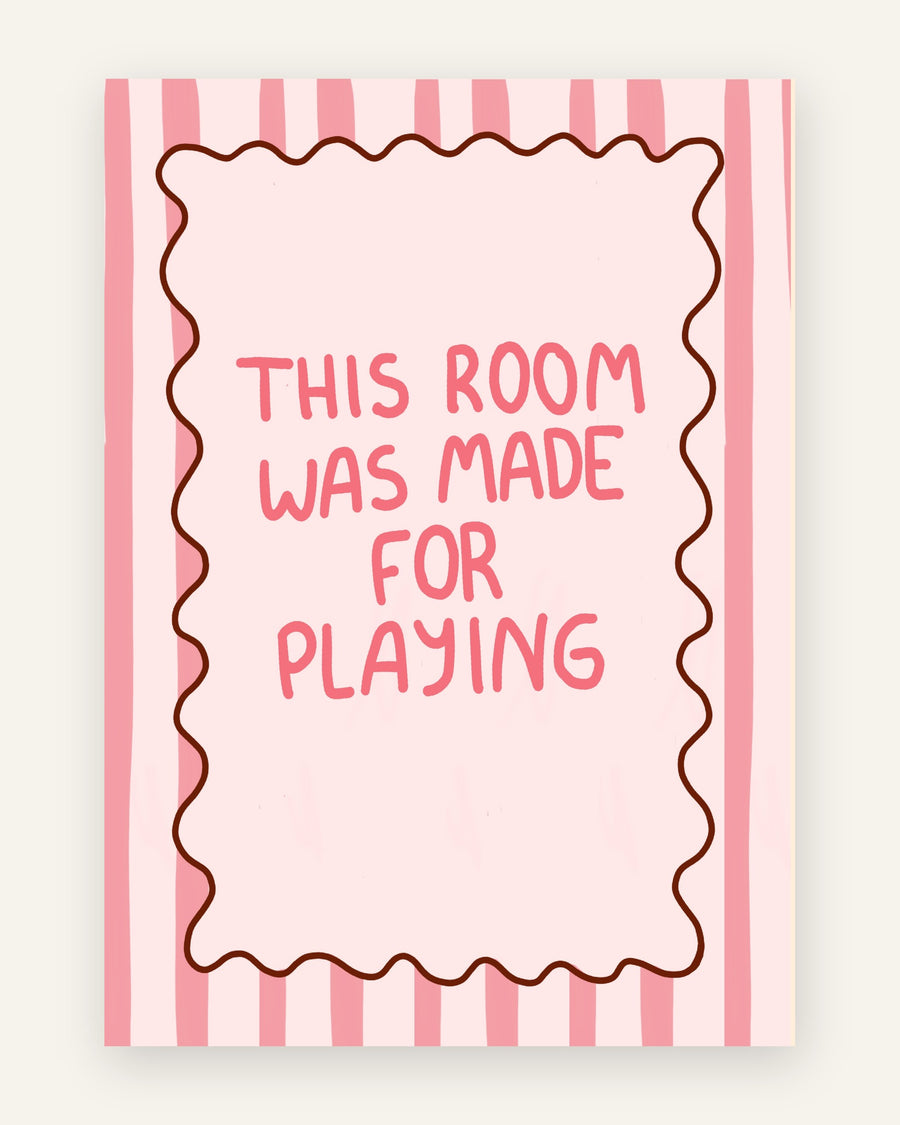 Børneplakat med this room was made for playing i lyserøde toner til pigeværelset
